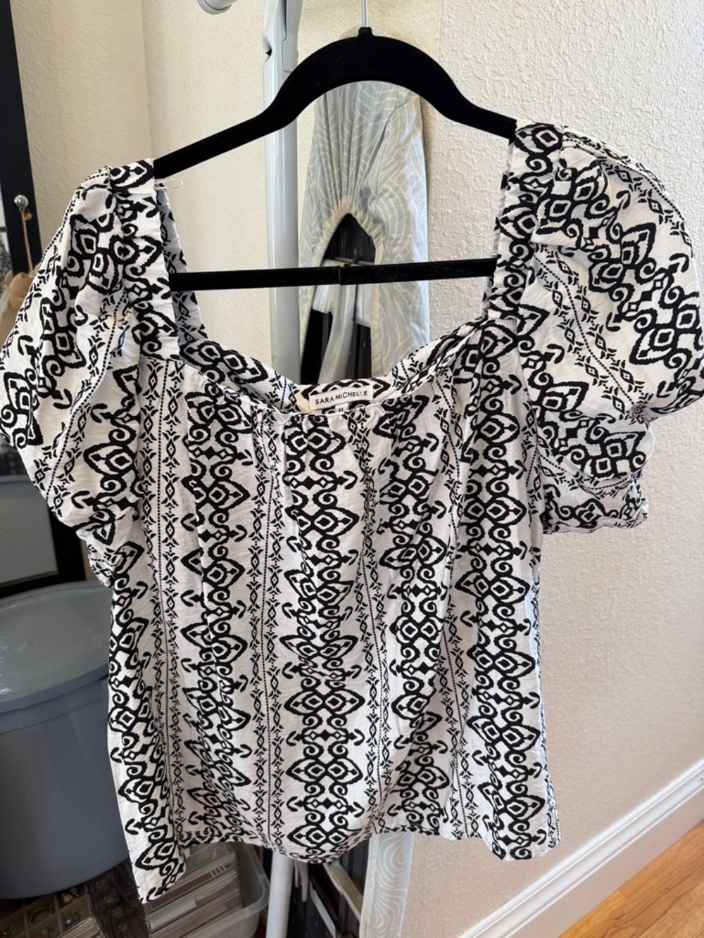 Sara Michelle Black & White Printed Puff-Sleeve Top